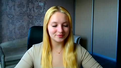Snapshot of _mila_la_ chatting on 06/17/26, 11:34 Melanie online show from 06/17/26, 11:34