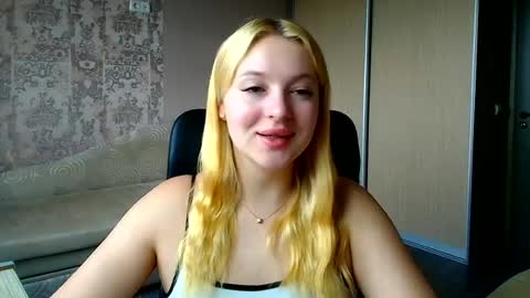 Snapshot of _mila_la_ chatting on 06/22/26, 10:23 Melanie online show from 06/22/26, 10:23