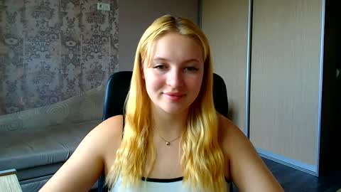 Snapshot of _mila_la_ chatting on 06/23/26, 11:41 Melanie online show from 06/23/26, 11:41