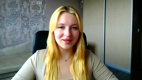 Snapshot of _mila_la_ chatting on 06/25/26, 11:59 Melanie online show from 06/25/26, 11:59