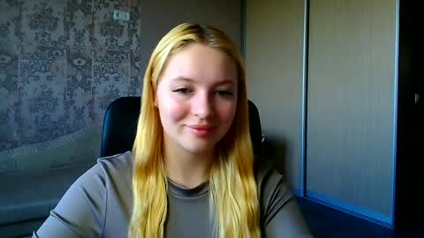 Snapshot of _mila_la_ chatting on 06/27/26, 06:51 Melanie online show from 06/27/26, 06:51