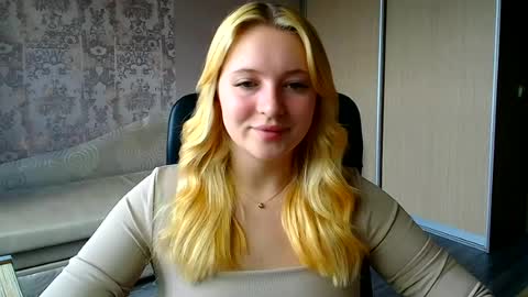 Snapshot of _mila_la_ chatting on 07/04/26, 12:11 Melanie online show from 07/04/26, 12:11