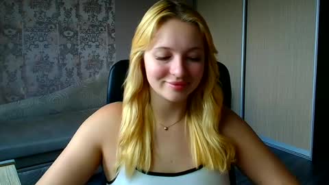 Snapshot of _mila_la_ chatting on 07/06/26, 10:01 Melanie online show from 07/06/26, 10:01