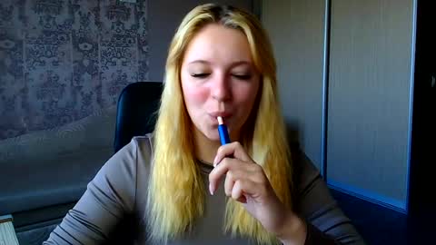 Snapshot of _mila_la_ chatting on 07/14/26, 06:29 Melanie online show from 07/14/26, 06:29