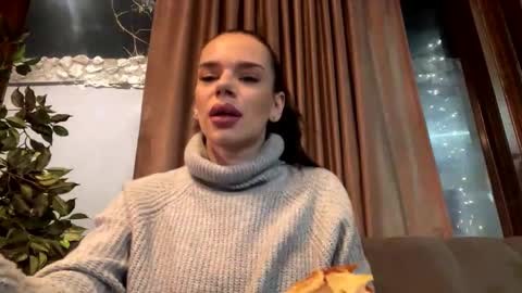 Snapshot of _milagoddess chatting on 12/19/24, 04:02 AstrideVonTeese online show from 12/19/24, 04:02