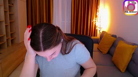 Mia online show from 04/21/26, 07:03