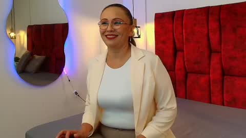 _monaliza_ online show from 04/24/26, 12:18