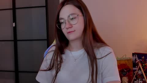 Snapshot of _nemalkovamia chatting on 01/18/25, 06:34 Mia with a big heart online show from 01/18/25, 06:34