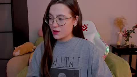 Snapshot of _nemalkovamia chatting on 02/23/25, 06:39 Mia with a big heart online show from 02/23/25, 06:39