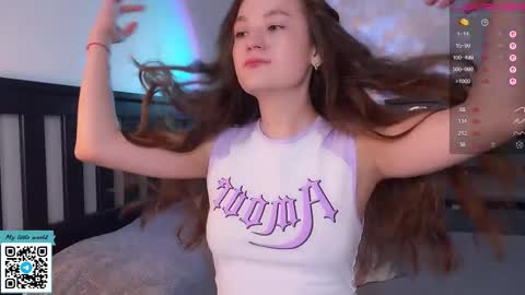 Snapshot of _nemalkovamia chatting on 09/14/25, 11:09 Mia with a big heart online show from 09/14/25, 11:09