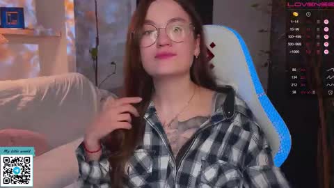 Snapshot of _nemalkovamia chatting on 10/20/25, 11:54 Mia with a big heart online show from 10/20/25, 11:54