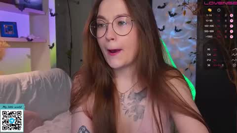 Snapshot of _nemalkovamia chatting on 10/29/25, 02:47 Mia with a big heart online show from 10/29/25, 02:47