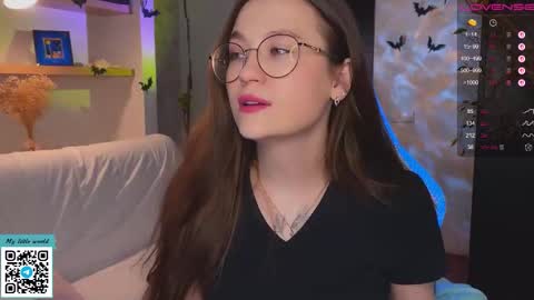 Snapshot of _nemalkovamia chatting on 11/14/25, 02:10 Mia with a big heart online show from 11/14/25, 02:10