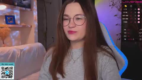 Snapshot of _nemalkovamia chatting on 11/23/25, 02:11 Mia with a big heart online show from 11/23/25, 02:11