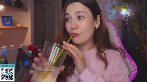 Snapshot of _nemalkovamia chatting on 12/15/25, 11:58 Mia with a big heart online show from 12/15/25, 11:58