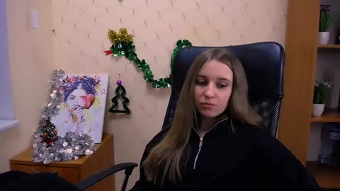 Nica online show from 12/24/24, 12:44