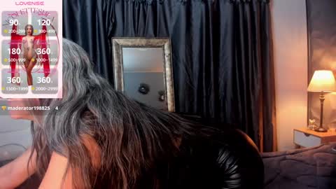 _nicoletteshea_ online show from 12/20/24, 10:43