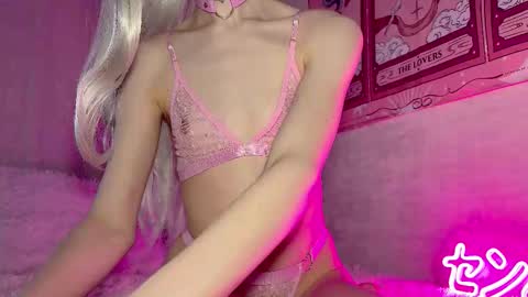 Snapshot of _nora_xxx_ chatting on 11/16/25, 08:42 Nora online show from 11/16/25, 08:42