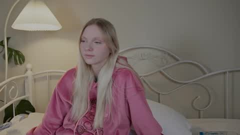 Snapshot of _penisflytrap_ chatting on 09/27/25, 05:56 Viktoria online show from 09/27/25, 05:56