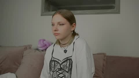 Snapshot of _penisflytrap_ chatting on 04/16/26, 03:18 Viktoria online show from 04/16/26, 03:18