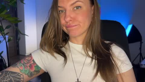 Snapshot of _private_person_ chatting on 12/14/24, 08:29 HADLY today day-off see u online 0112 online show from 12/14/24, 08:29