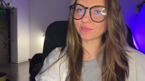 Snapshot of _private_person_ chatting on 12/18/24, 05:21 HADLY today day-off see u online 0112 online show from 12/18/24, 05:21