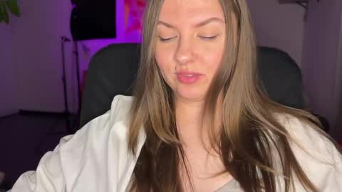 Snapshot of _private_person_ chatting on 03/03/25, 05:29 HADLY today day-off see u online 0112 online show from 03/03/25, 05:29