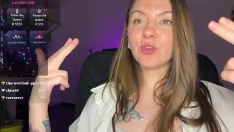 Snapshot of _private_person_ chatting on 03/11/25, 08:20 HADLY today day-off see u online 0112 online show from 03/11/25, 08:20