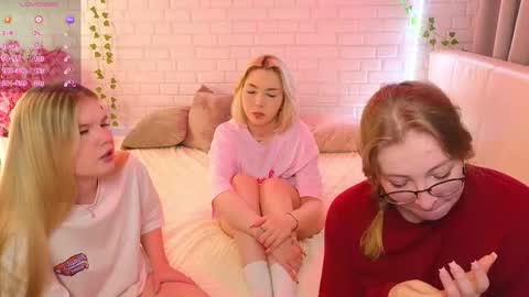 Merlizz Eva Jane Mila Nicole  left to right  online show from 09/30/25, 02:22