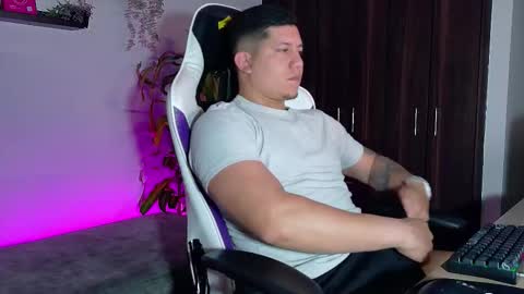 Snapshot of _robertobaggio chatting on 12/21/25, 05:47 Roberto online show from 12/21/25, 05:47