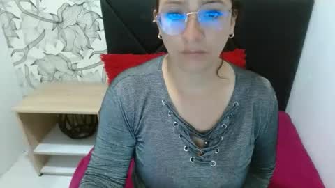 _saraximena_ online show from 12/23/25, 05:49