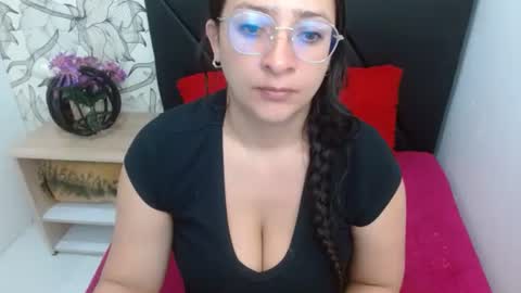 _saraximena_ online show from 05/28/26, 06:21