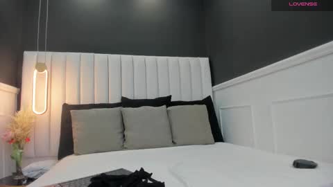 Snapshot of _scarlet_brooks chatting on 12/18/25, 03:23 Scarlet Brooks online show from 12/18/25, 03:23