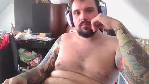 _smiley_bear27 online show from 11/11/25, 05:51