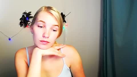 Snapshot of _snow_queen__ chatting on 05/16/26, 10:01 Rachel online show from 05/16/26, 10:01