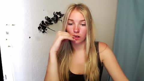 Snapshot of _snow_queen__ chatting on 06/07/26, 11:47 Rachel online show from 06/07/26, 11:47