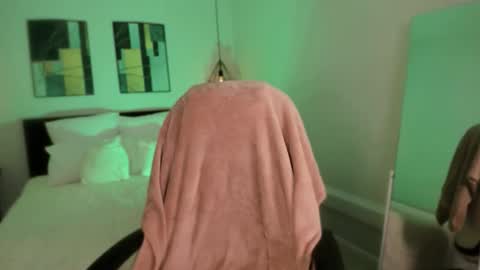 Sofi  Follow me  online show from 12/16/25, 06:51