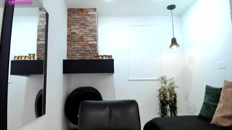 Snapshot of _sofia_cruz chatting on 09/13/25, 07:35 640 200 online show from 09/13/25, 07:35