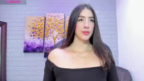 Snapshot of _sofia_cruz chatting on 10/06/25, 07:11 640 200 online show from 10/06/25, 07:11