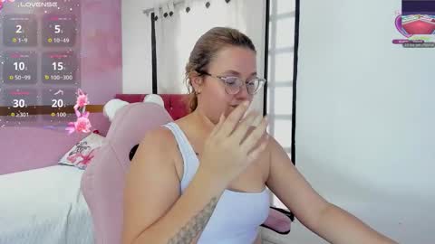 Snapshot of _sophia_sweet20 chatting on 11/12/25, 07:24 online show from 11/12/25, 07:24