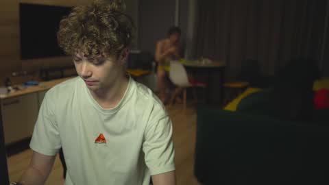 OLIVERpvt is open online show from 02/04/25, 03:00