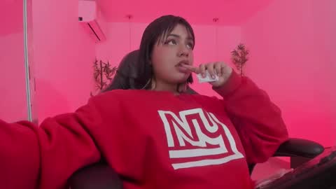 Snapshot of _sowy_venus_ chatting on 12/16/24, 08:20 V E N U S online show from 12/16/24, 08:20