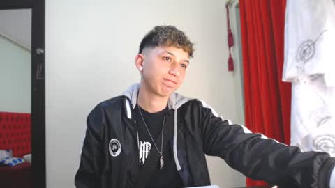 Snapshot of _thomas_hot_ chatting on 01/01/25, 05:33 Thomas online show from 01/01/25, 05:33