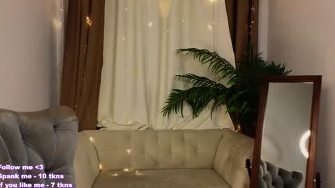 Snapshot of _violet_mills_ chatting on 12/01/24, 11:58 Violet online show from 12/01/24, 11:58