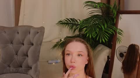 Snapshot of _violet_mills_ chatting on 01/19/25, 11:10 Violet online show from 01/19/25, 11:10