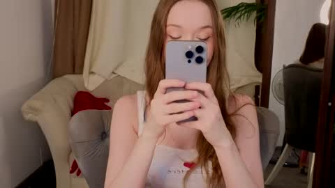 Snapshot of _violet_mills_ chatting on 03/06/25, 08:37 Violet online show from 03/06/25, 08:37