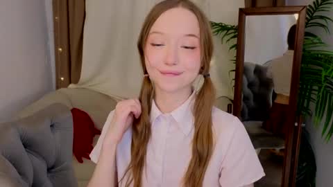 Snapshot of _violet_mills_ chatting on 03/08/25, 11:18 Violet online show from 03/08/25, 11:18