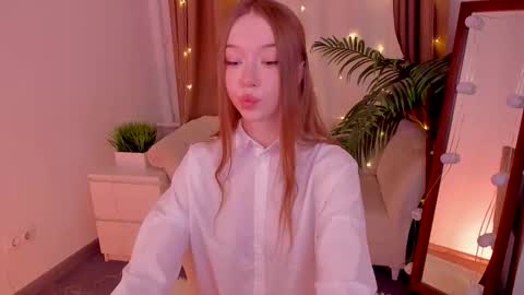 Snapshot of _violet_mills_ chatting on 10/19/25, 01:28 Violet online show from 10/19/25, 01:28