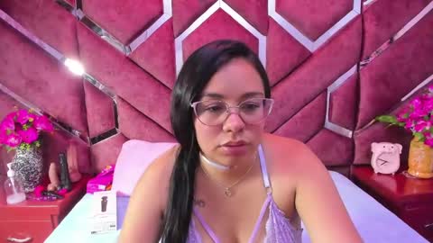 _violeta18_ online show from 11/04/25, 03:27