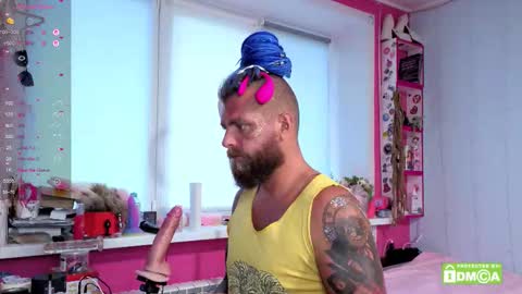 Wayan online show from 10/23/25, 07:29